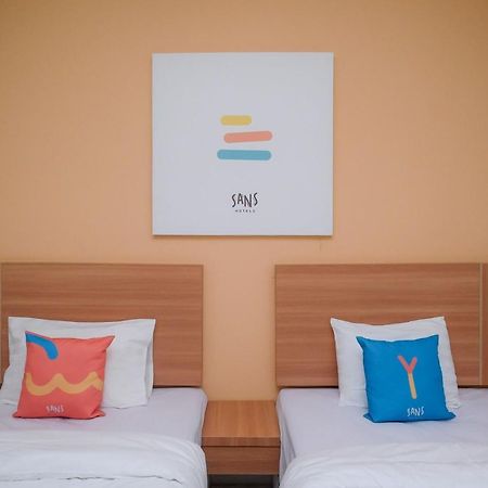 Sans Hotel Tiga Putri Semarang By Reddoorz Buitenkant foto