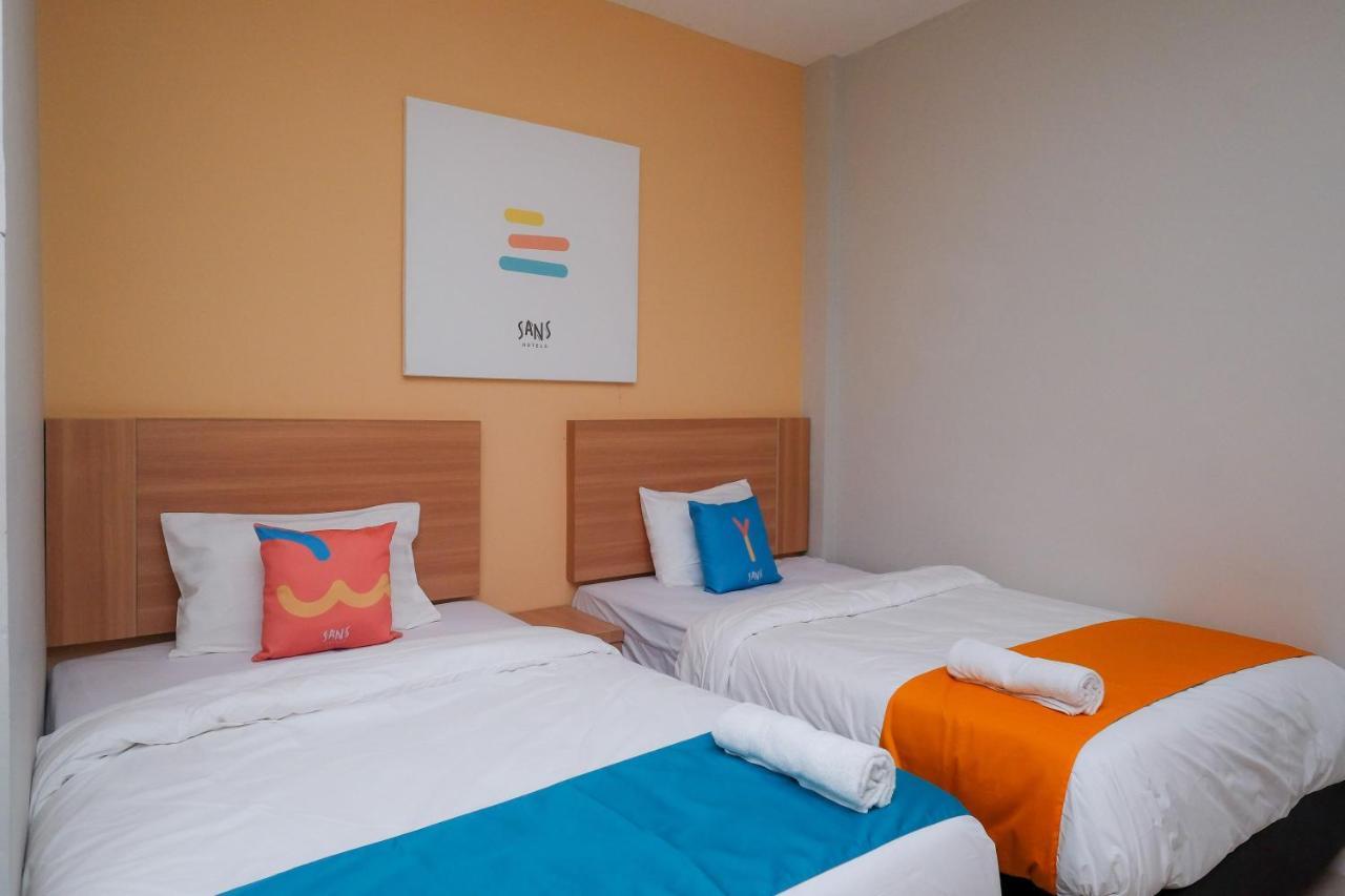 Sans Hotel Tiga Putri Semarang By Reddoorz Buitenkant foto