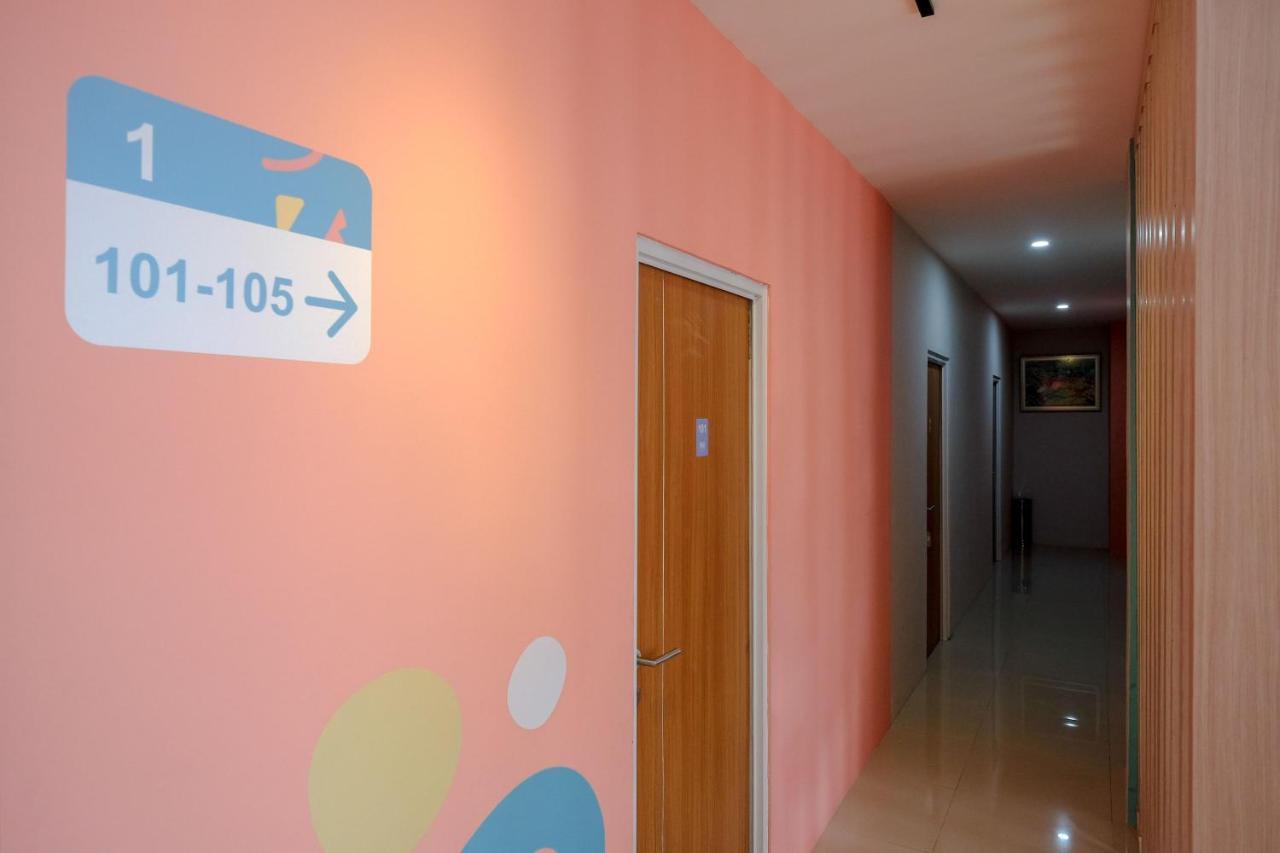 Sans Hotel Tiga Putri Semarang By Reddoorz Buitenkant foto