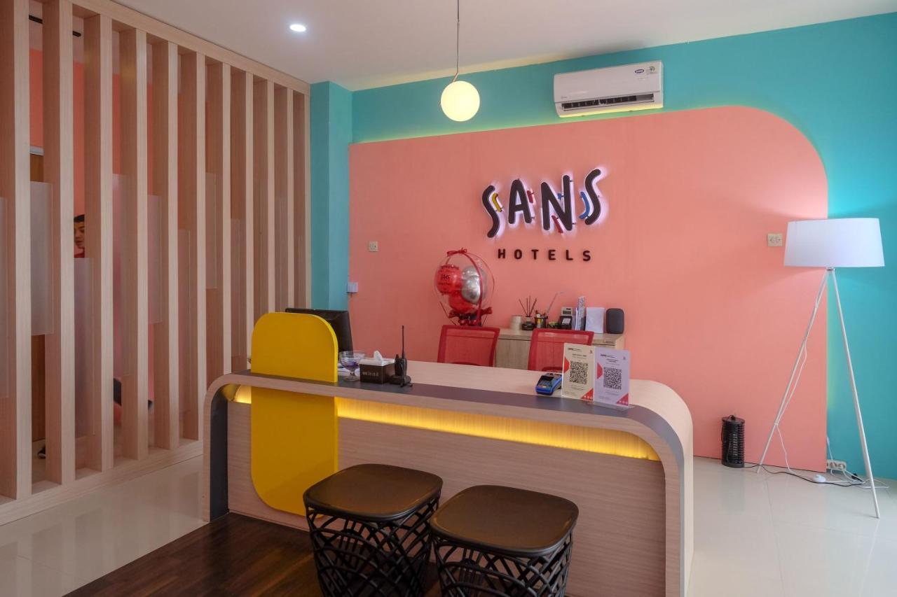 Sans Hotel Tiga Putri Semarang By Reddoorz Buitenkant foto