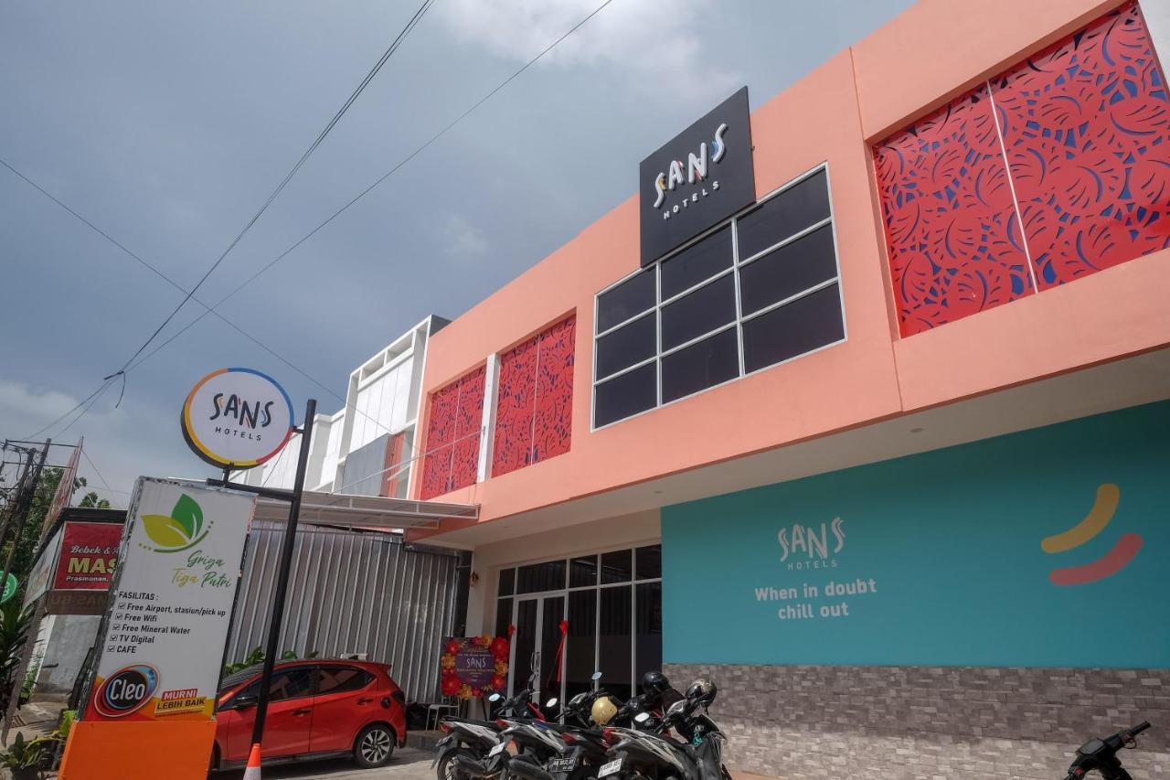 Sans Hotel Tiga Putri Semarang By Reddoorz Buitenkant foto