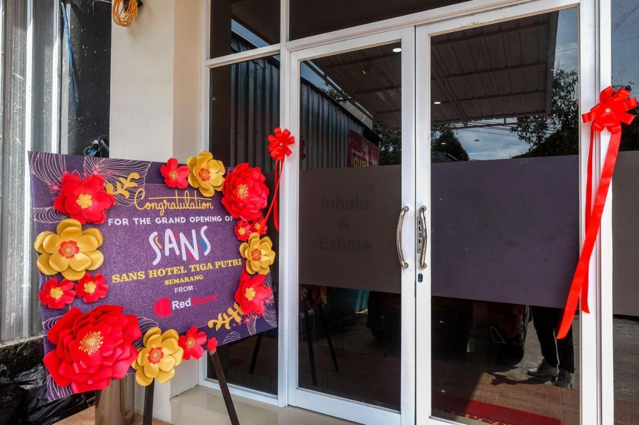 Sans Hotel Tiga Putri Semarang By Reddoorz Buitenkant foto