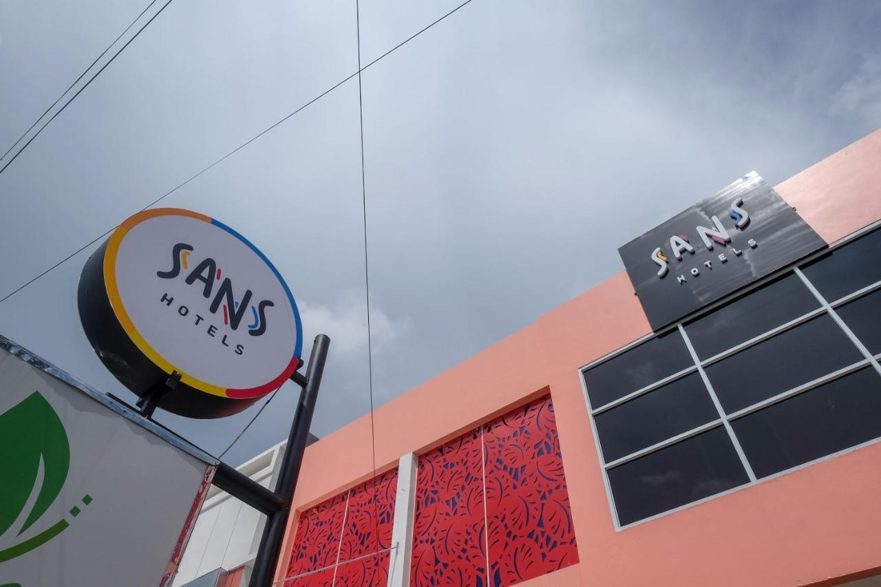 Sans Hotel Tiga Putri Semarang By Reddoorz Buitenkant foto
