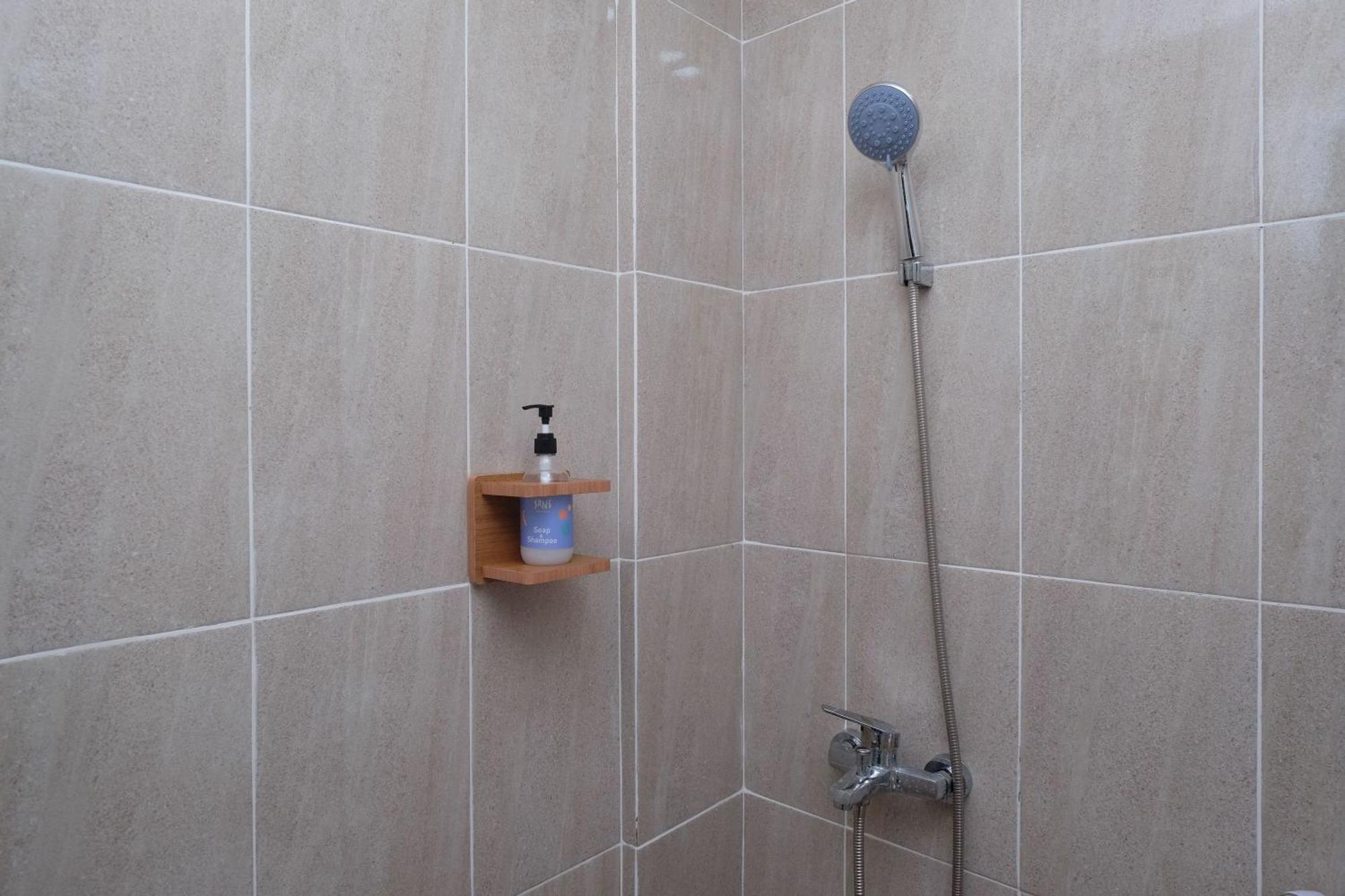 Sans Hotel Tiga Putri Semarang By Reddoorz Kamer foto